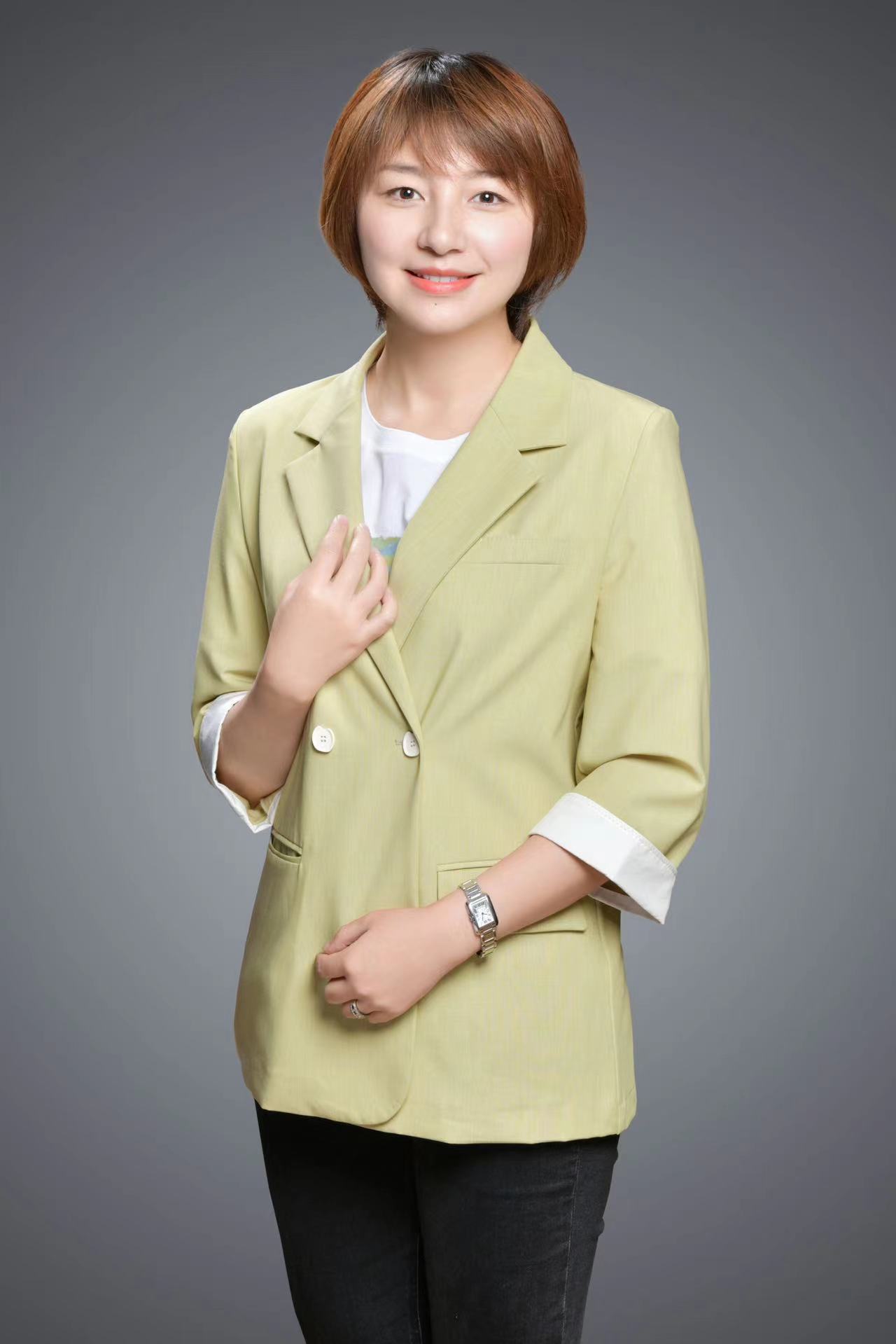 何舒婷.jpg